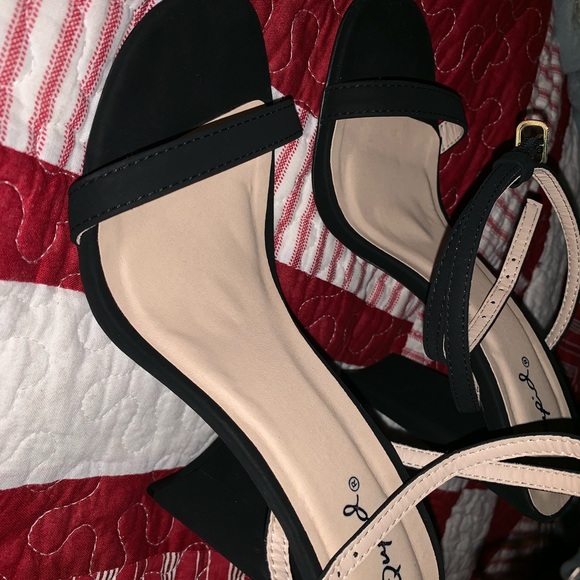 Black heels - Picture 2 of 2